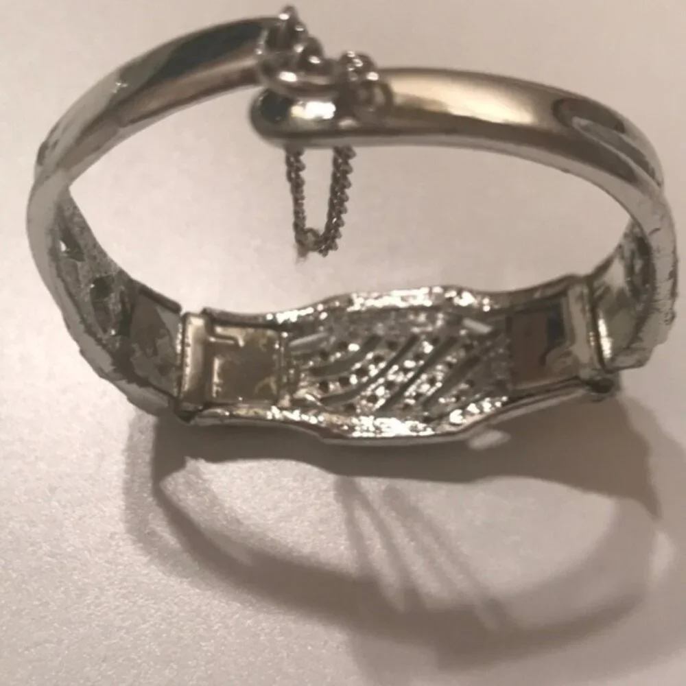 💎✨ Vintage Silver-Tone Rhinestone Hinged Bangle Bracelet w/ Safety Chain - Picture 5 of 8